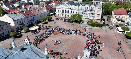 „Przedszkolaki z Biało-Czerwoną”. Najmłodsi sanoczanie uczcili Dzień Flagi (ZDJĘCIA)