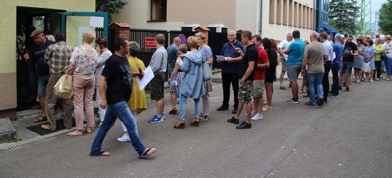 SANOK: „Dantejskie sceny”. Ludzie czekają w kolejce kilka godzin (VIDEO)