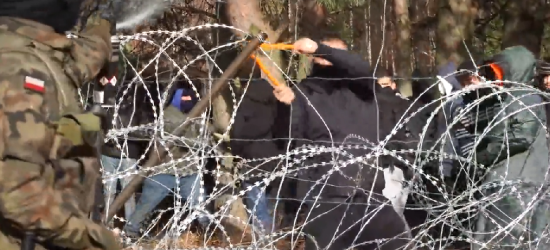 Tłumy migrantów na polsko-bialoruskiej granicy. Dojdzie do przedarcia siłowego kordonu? (VIDEO)