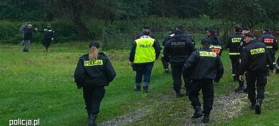 PODKARPACIE. Kobieta z trójką dzieci zabłądziła w lesie. W poszukiwaniach wzięło udział 29 funkcjonariuszy