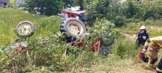 POWIAT BRZOZOWSKI. Mężczyzna przygnieciony przez traktor. Trafił do szpitala (ZDJĘCIA)