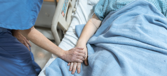 Rodzina stulatki z Sanoka dziękuje pielęgniarce
