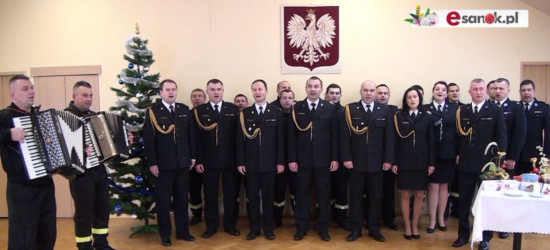 Zawsze są blisko ludzi. Również w święta. Strażacy śpiewają kolędę „A wczora z wieczora” (VIDEO)