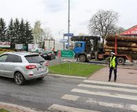 SANOK: Ciężarówka przewożąca drewniane bale zablokowała pas przy rondzie Beksińskiego (ZDJĘCIA)