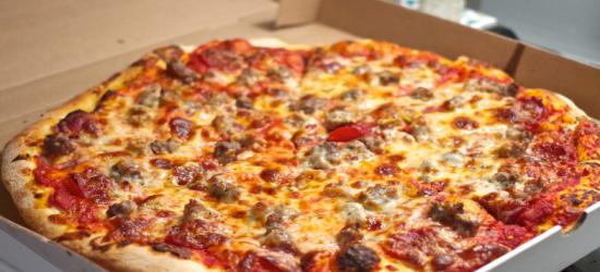 BRZOZÓW. Napadli na dostawcę pizzy, bo chcieli wyłudzić od niego pieniądze