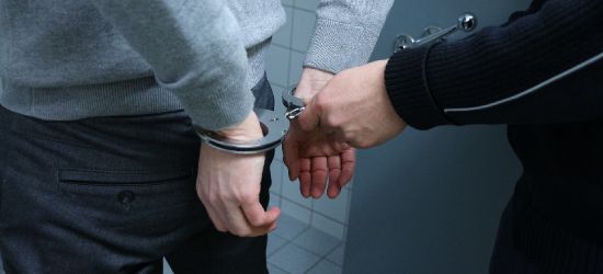 Uderzył 80-latka deską w głowę. Łupem padło 30 zł…