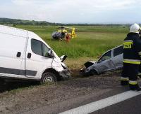 Czołówka dostawczego z osobówką. Ucierpiał jeden z kierujących, pierwszej pomocy udzielali świadkowie (ZDJĘCIA)