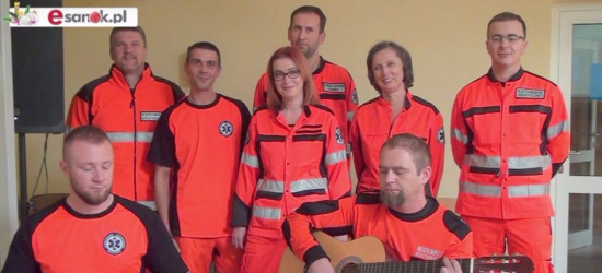 Uśmiechnięci ratownicy medyczni śpiewają pastorałkę „Jezusa narodzonego wszyscy witajmy” (VIDEO)