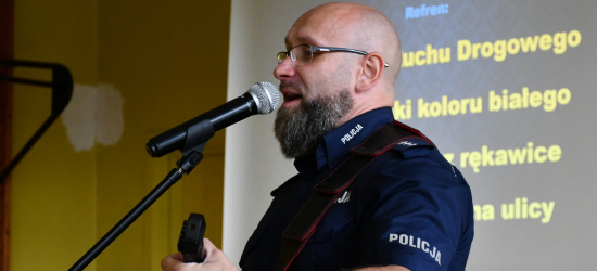 Autorski program policjanta z Ustrzyk! Pisze teksty, tworzy muzykę, śpiewa! (VIDEO)