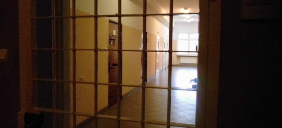 Zaatakowali i okradli kompana od kieliszka. Zostali tymczasowo aresztowani