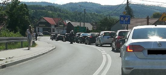 Tłumy turystów jadą w Bieszczady. Tworzą się korki (ZDJĘCIA)