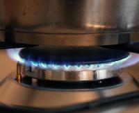 Ulatniający się gaz i nieprzytomna kobieta w kuchni. Czy zgłaszający celowo wprowadzał służby w błąd?