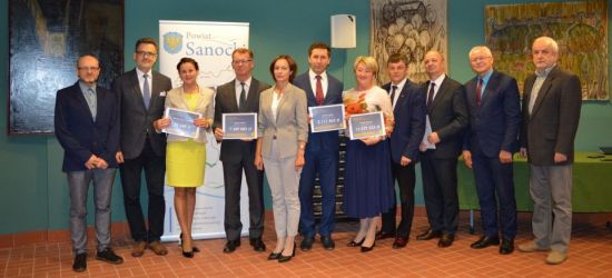 POWIAT SANOCKI: 13,5 mln złotych promes na drogi. Do remontu 5 odcinków i most