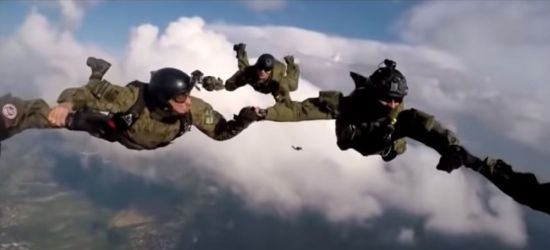 Desant nad Krosnem. Żołnierze podczas efektownych ćwiczeń (FOTO, VIDEO)