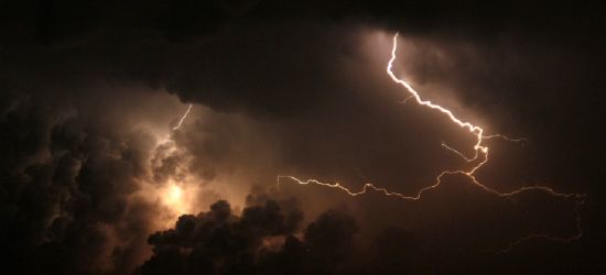 W nocy gwałtowne burze! Mogą wezbrać rzeki!