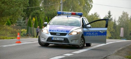 Samochód w rowie, kierowca pijany. Interweniował policjant po służbie