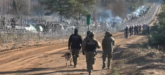 W nocy doszło do zmasowanego ataku na granicę. Kilkuset migrantów próbowało się przedrzeć