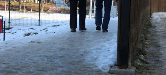 Lodowisko na chodniku w centrum miasta. Przejście tylko dla odważnych (ZDJĘCIA)