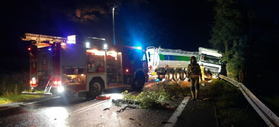REGION. Cysterna zablokowała drogę. Kierowca uwięziony w kabinie (ZDJĘCIA)