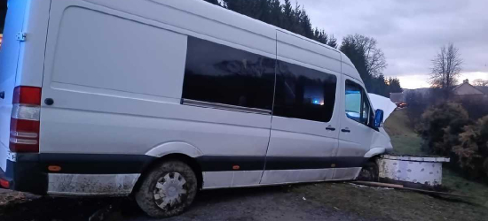 BIESZCZADY: Bus uderzył w przepust i studnię. Pojazdem jechało 9 osób