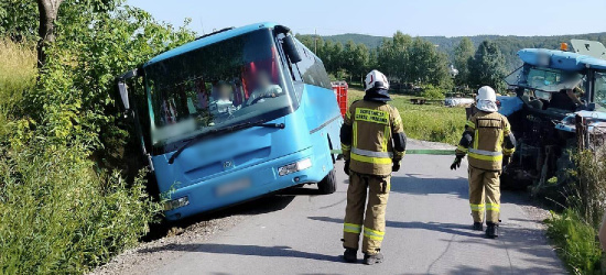 POWIAT SANOCKI. Autobus kursowy wypadł z jezdni. Pomogły traktory (ZDJĘCIA)