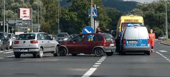 SANOK: Zderzenie na skrzyżowaniu i najechanie na tył pojazdu! (FOTO)