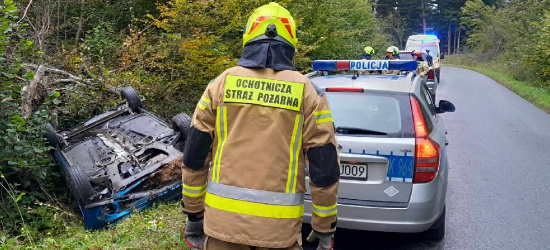 BIESZCZADY: Niebezpieczne dachowanie. „Niedostosowanie prędkości do warunków” (ZDJĘCIA)