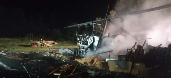 PODKARPACIE. Spłonęła stodoła i sprzęt rolniczy. Poparzone dwie osoby (ZDJĘCIA)