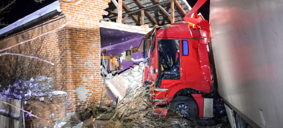 Ciężarówka uderzyła w dom, po zderzeniu z samochodem osobowym (ZDJĘCIA)