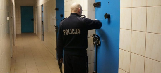 PODKARPACIE. 18-latek szarpał i podduszał swojego ojca! Żądał pieniędzy