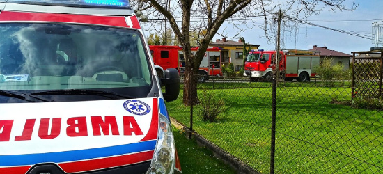 92-latka wyniesiona z budynku. Służby ratownicze przyszły z pomocą (ZDJĘCIA)