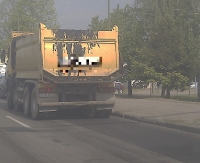 SANOK DĄBRÓWKA: Ciężarówka gubi ładunek. Uwaga kierowcy! (ZDJĘCIA INTERNAUTY)