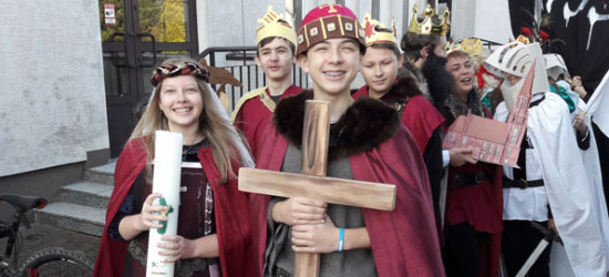 „Historyczna oś czasu-dzieje Polski” w wykonaniu uczniów SP 6 (VIDEO, FOTO)