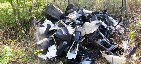 SANOK. Dzikie wysypisko nad Sanem. Plastikowe części samochodowe (ZDJĘCIA)