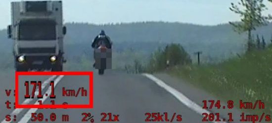 Brawurowa jazda motocyklem! 24-latek stracił prawo jazdy (ZOBACZCIE NAGRANIE)