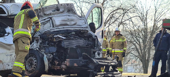 POSTOŁÓW: Zderzenie busa z samochodem ciężarowym. Bez utrudnień (FOTO)
