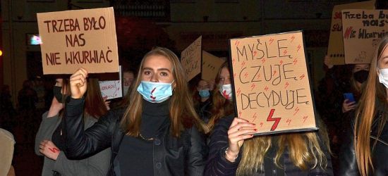Opublikowano uzasadnienie wyroku ws. aborcji. Kobiety wychodzą na ulice (VIDEO, ZDJĘCIA)