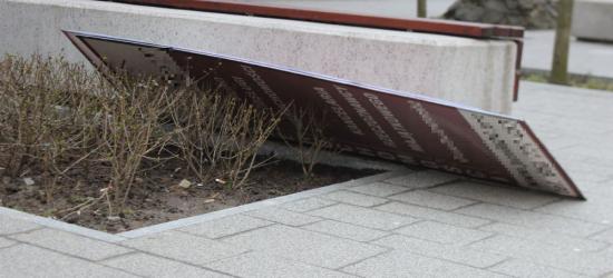 Uwaga na porywisty wiatr! W centrum Sanoka reklama spadła na chodnik z kilku metrów (ZDJĘCIA)
