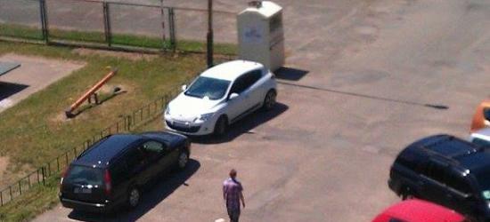 PARKOWANIE PO SANOCKU: Dwa samochody zajmują sześć miejsc parkingowych (ZDJĘCIA)
