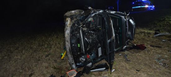 Dachowanie bmw. Pasażer uwięziony w pojeździe (ZDJĘCIA)