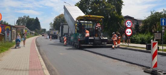 LIPIŃSKIEGO: Kładą asfaltowe dywaniki. Tworzą się olbrzymie korki (FOTO)