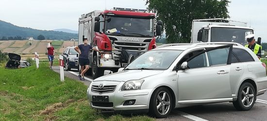 Wyprzedzał trzy ciężarówki. Czołówka w Pakoszówce! Są korki! (FOTO)