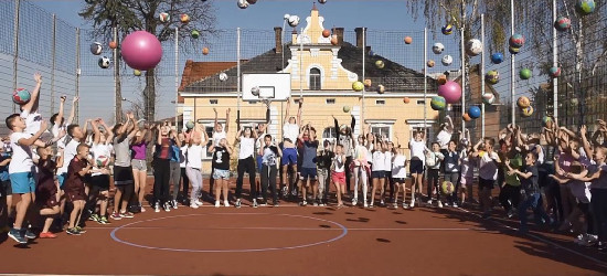 OSTATNI DZIEŃ GŁOSOWANIA. Dzieciaki do rakiet! Zagłosuj na sanocką podstawówkę! (VIDEO)