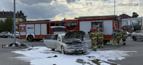 SANOK: Pożar samochodu na parkingu pod supermarketem [VIDEO, ZDJĘCIA]