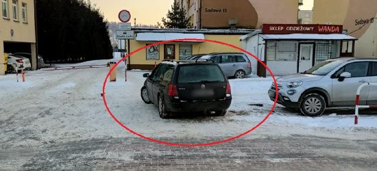 PARKOWANIE PO SANOCKU. „Pasy odśnieżone, to i zaparkować łatwiej” (FOTO)