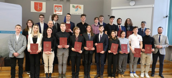 Stypendia i nagrody Burmistrza Ustrzyk Dolnych przyznane (ZDJĘCIA)