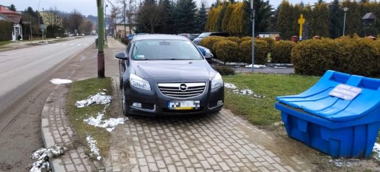 PARKOWANIE PO SANOCKU: Centralnie na chodniku! (ZDJĘCIA)