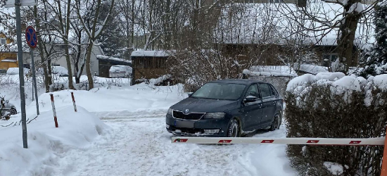 PARKOWANIE PO SANOCKU: Samochód zablokował wjazd i wyjazd z parkingu [FOTO]