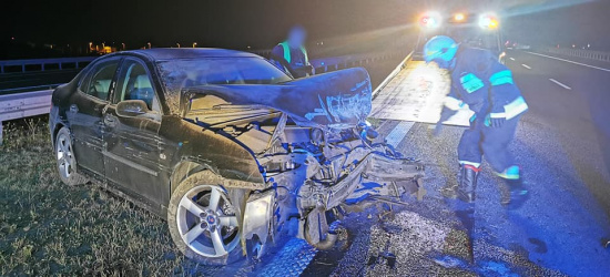 REGION. Niebezpiecznie na autostradzie. Osobówka wbiła się w barierę (ZDJĘCIA)