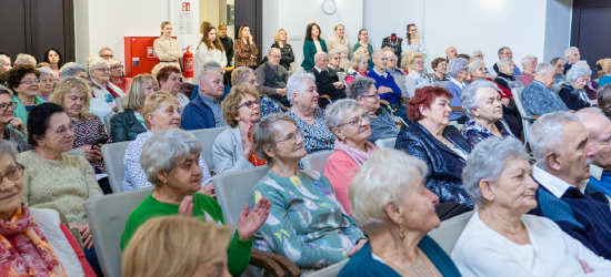 POWIAT SANOCKI: Podróż w czasie. Seniorzy przenieśli się w lata 20. i 30. XX wieku